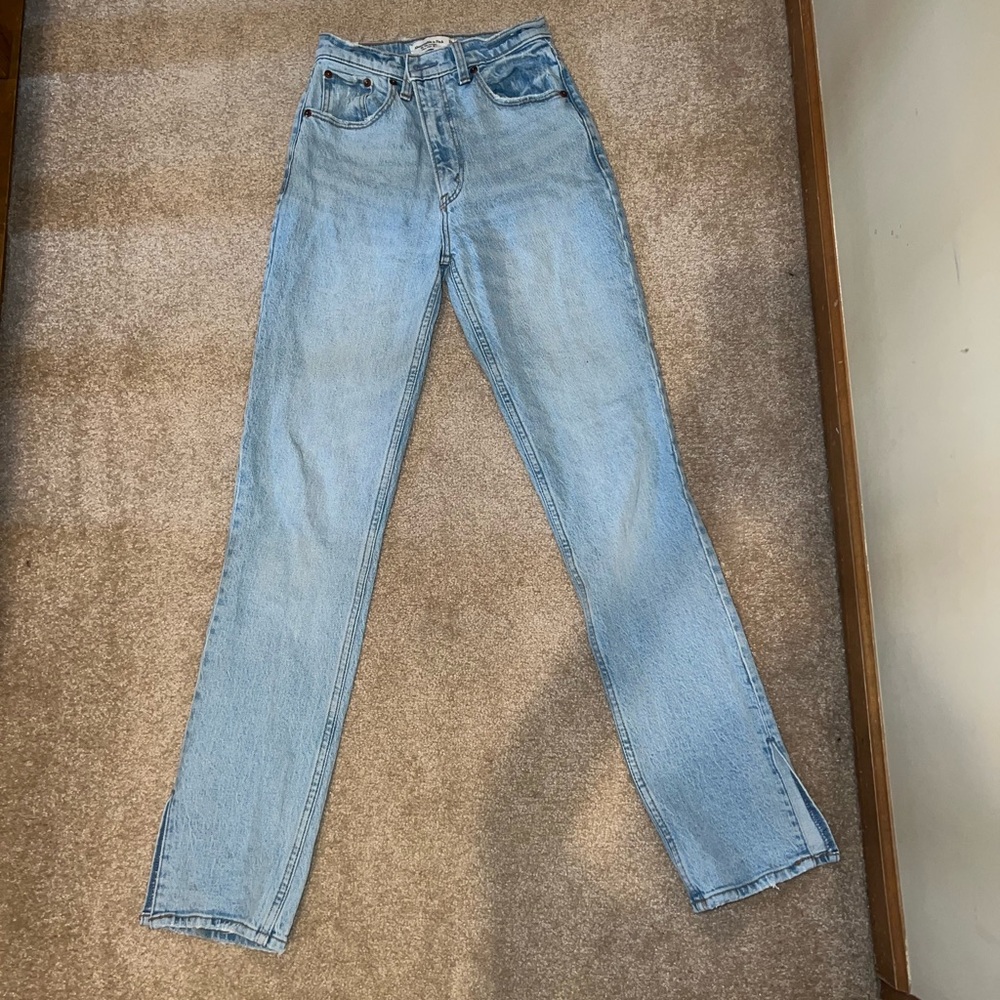 Abercrombie and fitch 90s straight ultra high rise jeans. Split hem size 24/00R